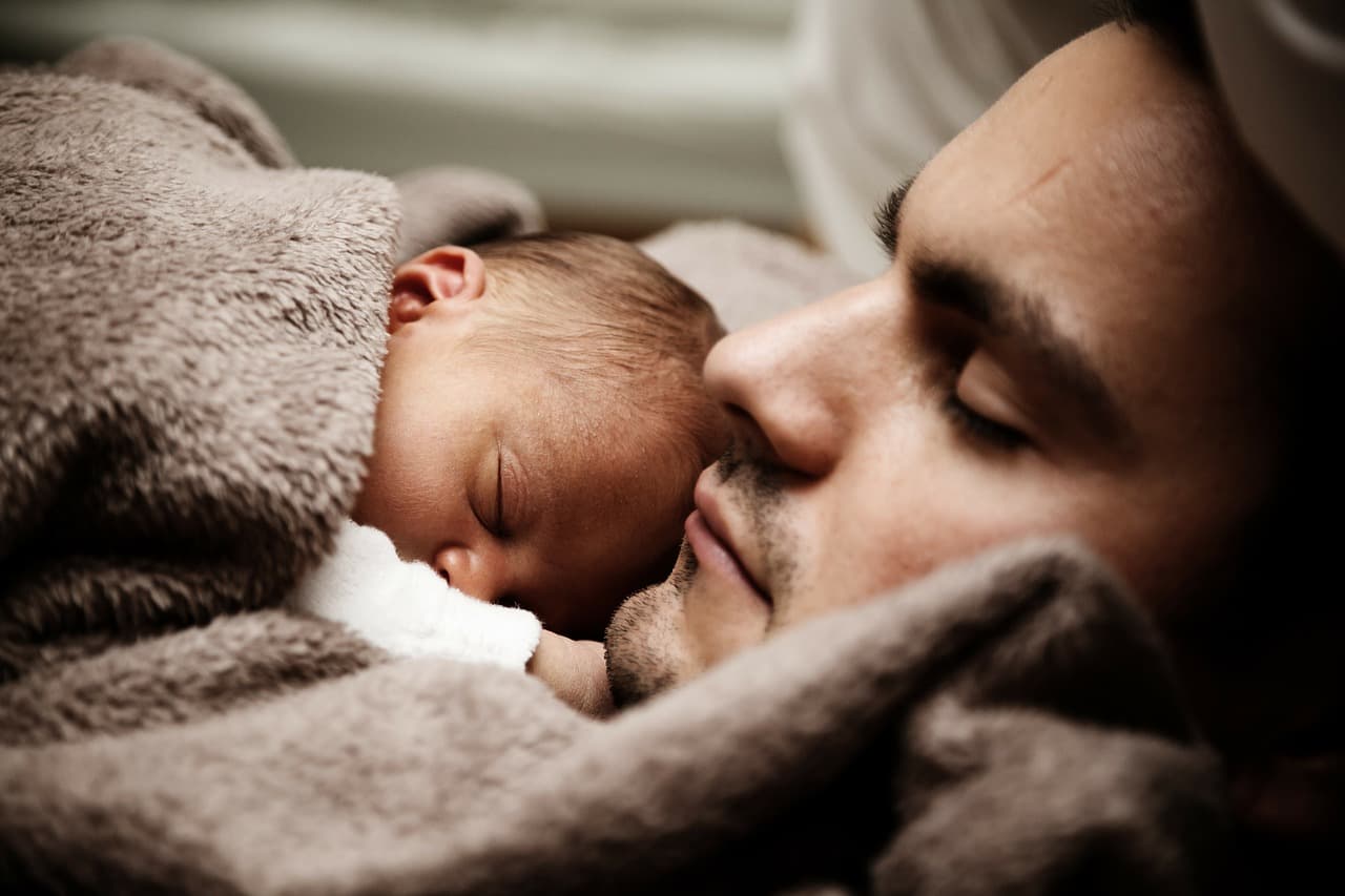 A svédeknél az apák is kapnak 30 nap szülési szabadságot