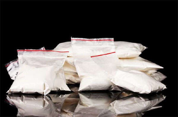 Több mint 200 kokainos zacskót találtak egy repülőgépen meghalt férfi gyomrában
