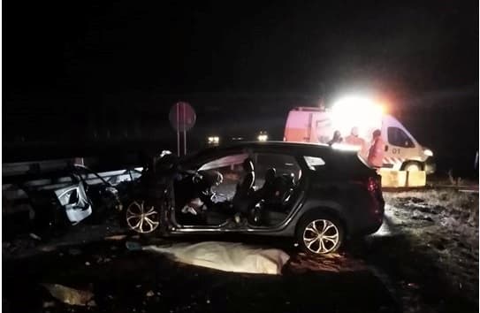 TRAGÉDIA: Szörnyethalt a 35 éves sofőr, miután nekirohant a betonkorlátnak