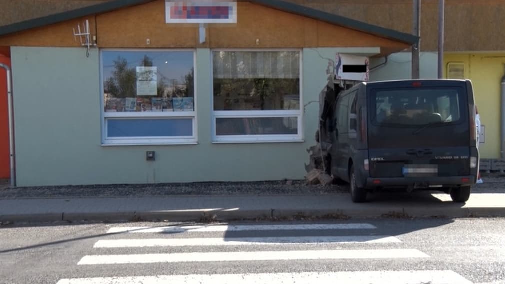 BALESET: Magyar sofőr vezette fekete furgon landolt a szlovák fogadóirodában!