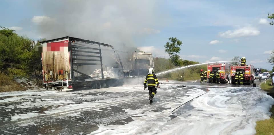 FRONTÁLIS KARAMBOL: A személykocsiból nem maradt semmi, a sofőr szörnyethalt, a kamion leégett! (VIDEÓ)
