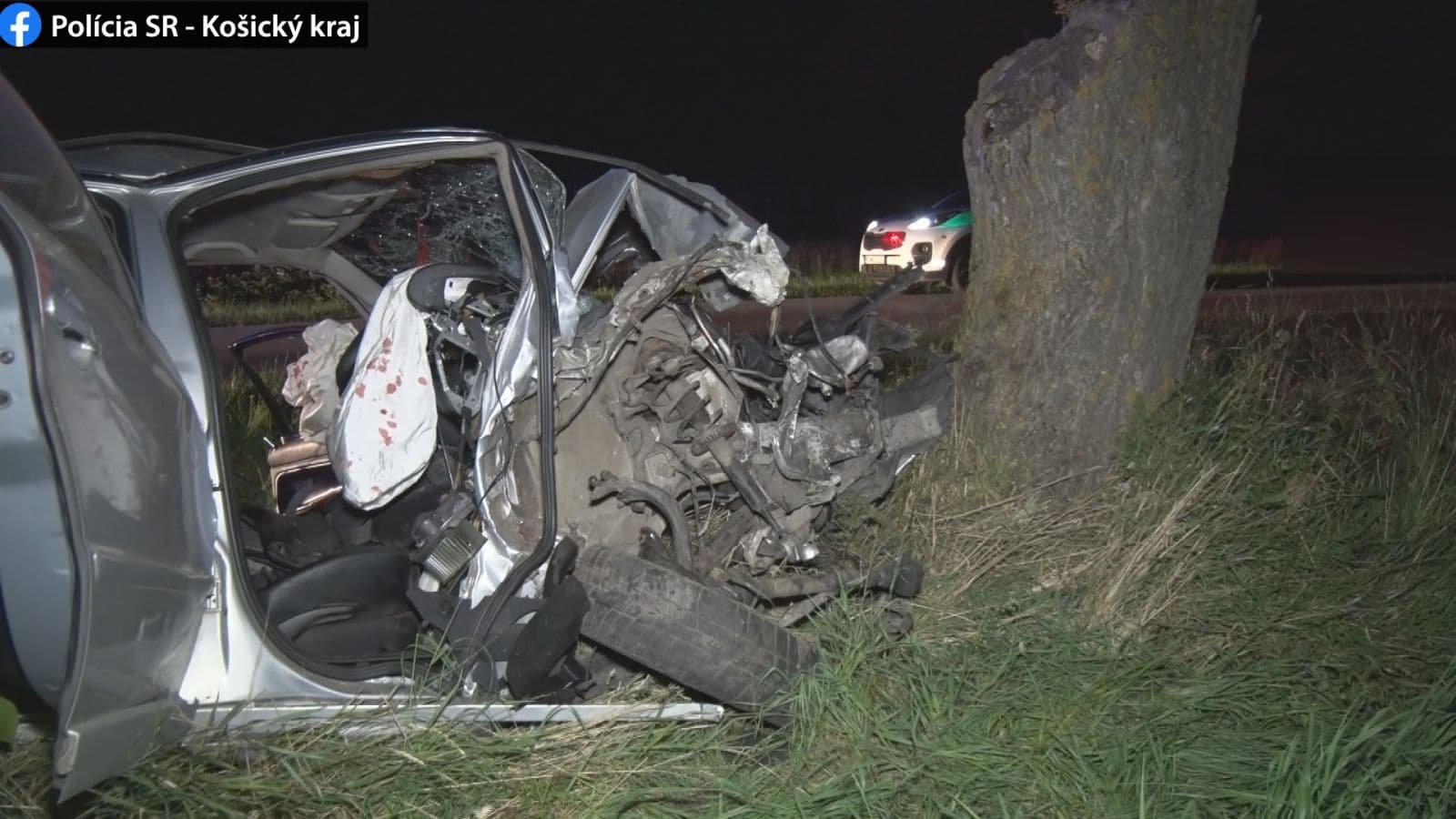 TRAGIKUS BALESET: Szörnyethalt a sofőr a fának csapódott kocsiban