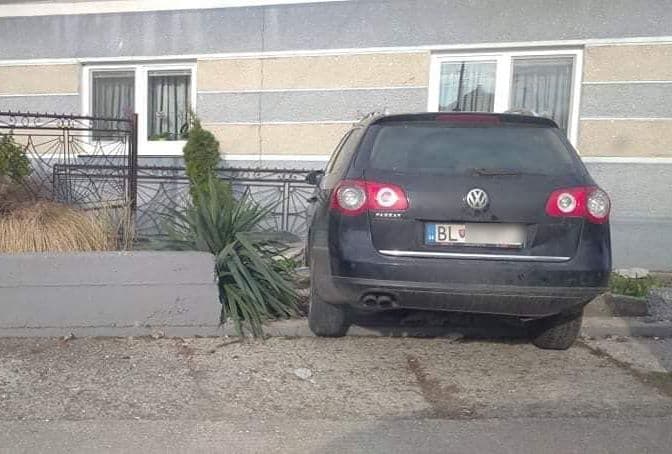 BALESET: Lerepült az útról egy autó a dunaszerdahelyi Reptér utcában