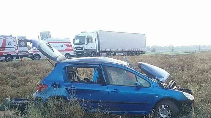 HALÁLOS BALESET: Egy Peugeot repült le az útról, egyik utasa szörnyethalt