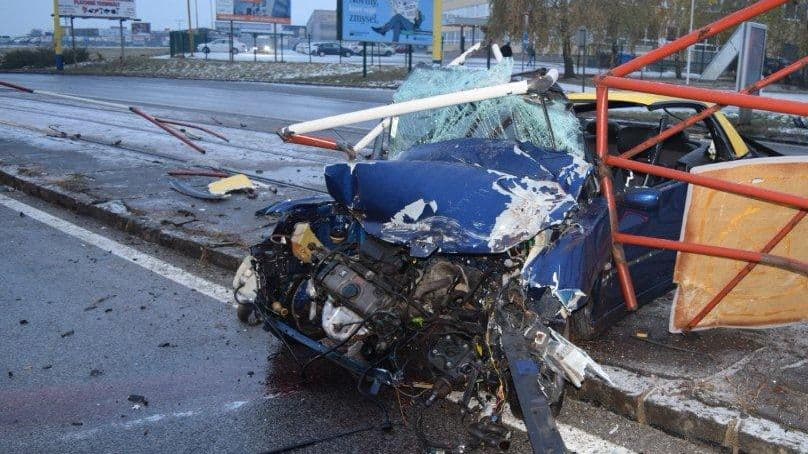 SÚLYOS BALESET: Megállót zúzott szét korán reggel egy megcsúszott autó