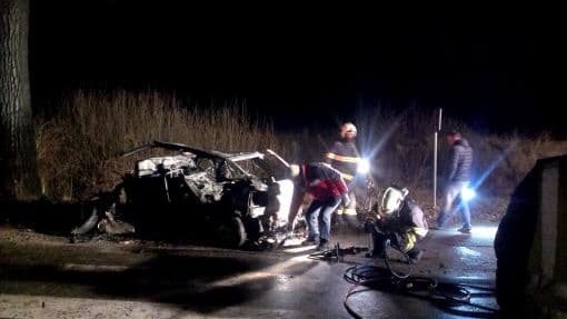BALESET: Fának csapódott egy személykocsi Ekecs közelében
