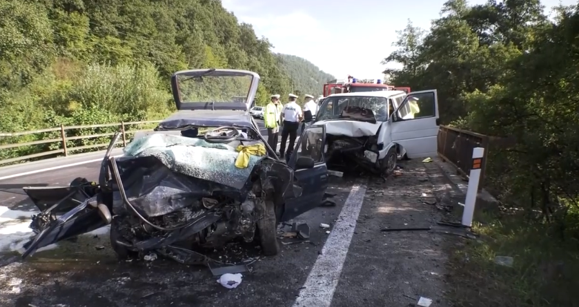 Összeroncsolt autók, holttestek a földön – megrázó videó az idei közúti balesetekről +18
