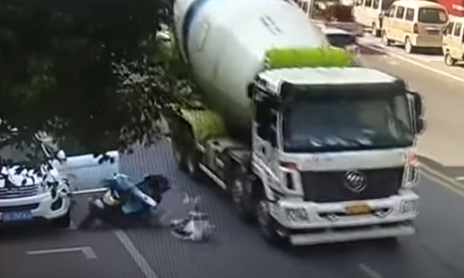 DURVA: Áthajtott a motoros fején a teherautó (videó) 18+