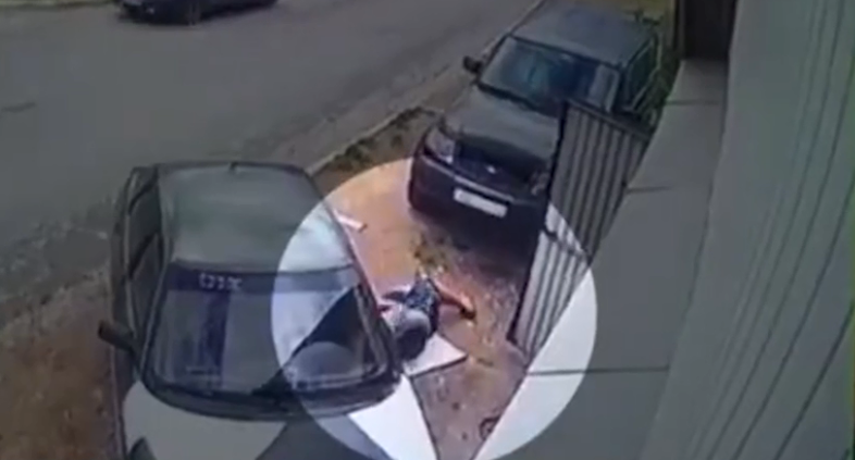 DURVA: Vétlen embert préselt össze a részeg traktoros (videó) 18+