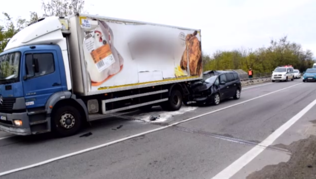 Súlyos baleset: hátulról rohant bele a teherautóba egy házaspár