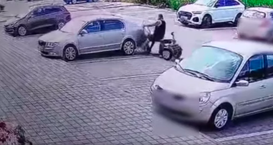 Alig vette meg a háromkerekű motorkerékpárt, a parkolóban szétzúzott vele egy autót (VIDEÓ)