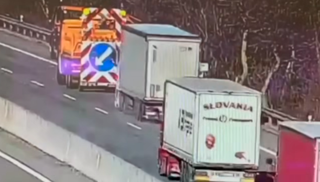 Videón a halálos baleset, amely során egy kamion teljes sebességgel belehajtott az útkarbantartók járműveibe