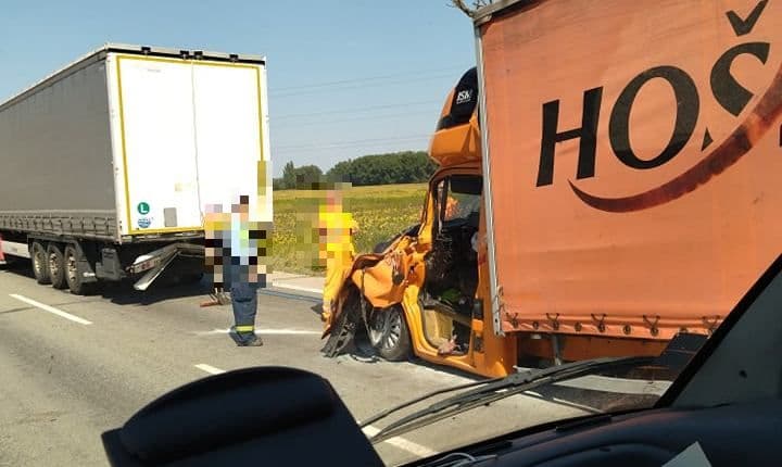 SÚLYOS BALESET: Kisteherautó hajtott bele egy kamionba Nagymegyer és Alistál között