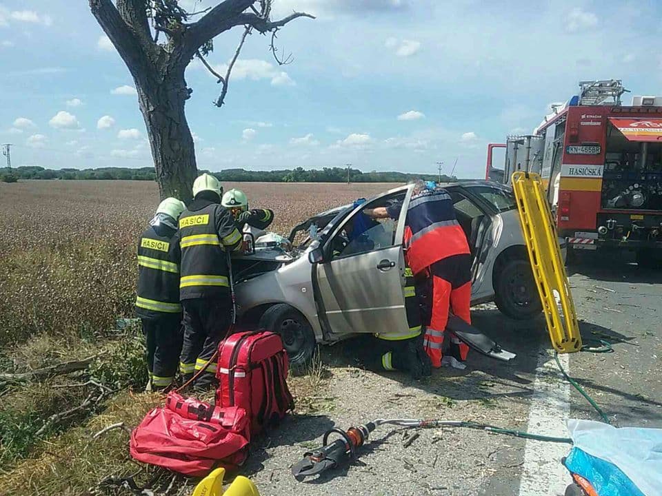 SÚLYOS BALESET: Fának csapódott egy autó a 63-as úton, sofőrjét mentőhelikopter szállította kórházba