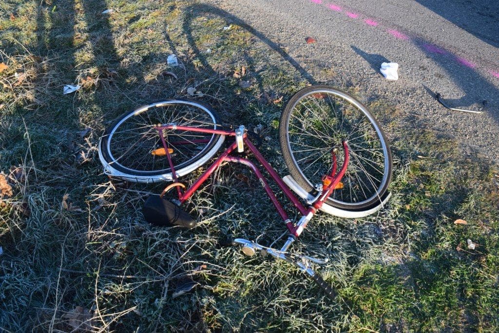 Felelőtlen autós miatt törte össze magát egy kerékpáros, a rendőrség szemtanúkat keres