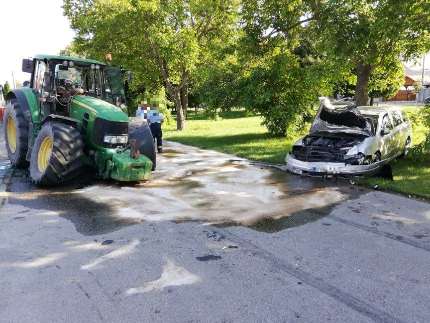 BALESET: Traktorral karambolozott egy Octavia Nagymegyeren