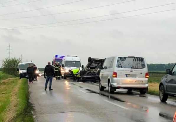 BALESETEK: Nagymad és Bogyarét közelében is tetejére borult egy kocsi az esőben