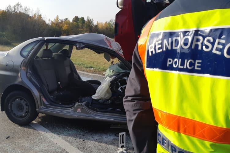 HALÁLOS BALESET: Kamion ütközött egy autóval Győr közelében