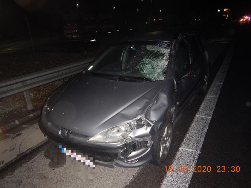 BORZALOM: Két ember végezte egy kocsi kerekei alatt az R1-esen!