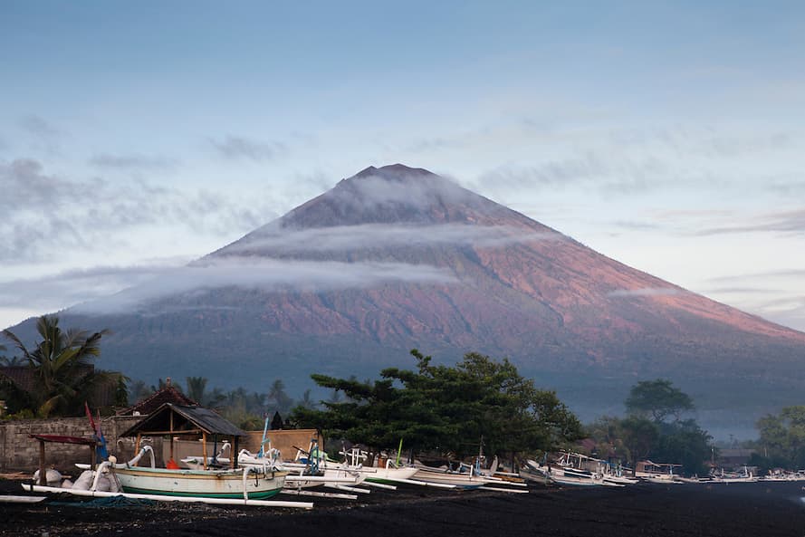 Két nap után megnyitották a vulkán sújtotta Bali repterét
