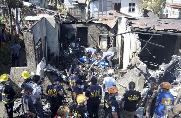 Lakóépületbe csapódott egy kisrepülő, tíz ember - köztük gyerekek - vesztették életüket