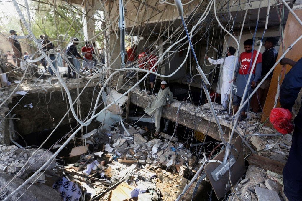 Hatalmas robbanás döntött romba egy bankot Pakisztánban