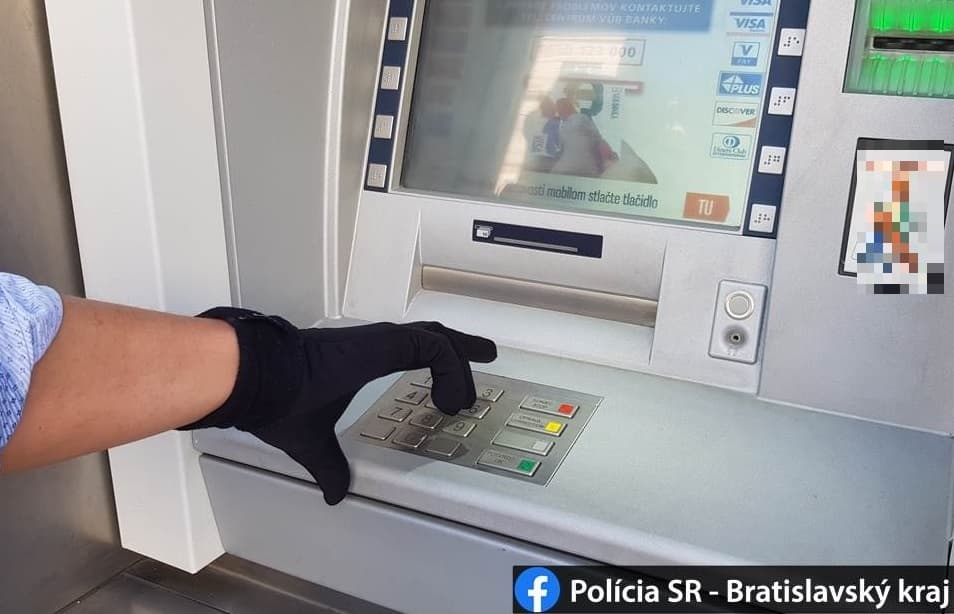 Rejtélyes módszerrel fújt meg egy valag pénzt egy tag egy bankautomatából