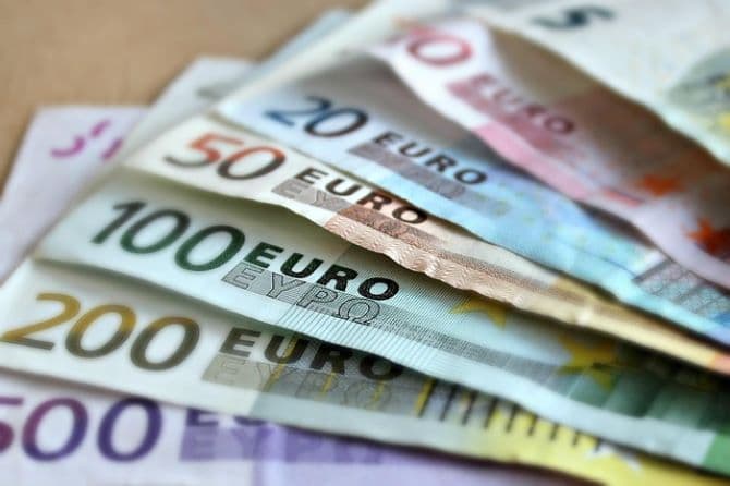 A csaló közel 10 ezer euróval rövidítette meg az idős nőt