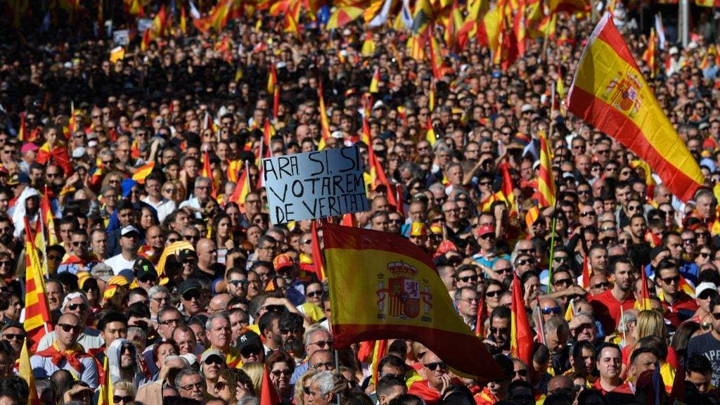 Több százezren éltették Barcelonában az egységes Spanyolországot, tiltakozva a katalán függetlenségi nyilatkozat ellen