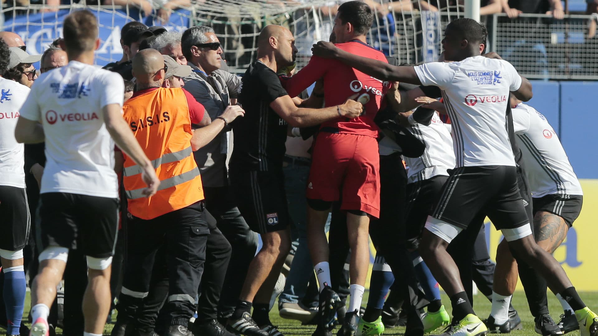 Futballhuligánok támadtak rá a Lyon bemelegítő labdarúgóira - a szünetben félbeszakadt a meccs!