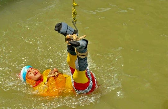Megtalálták a Gangeszba fulladt szabadulóművész holttestét