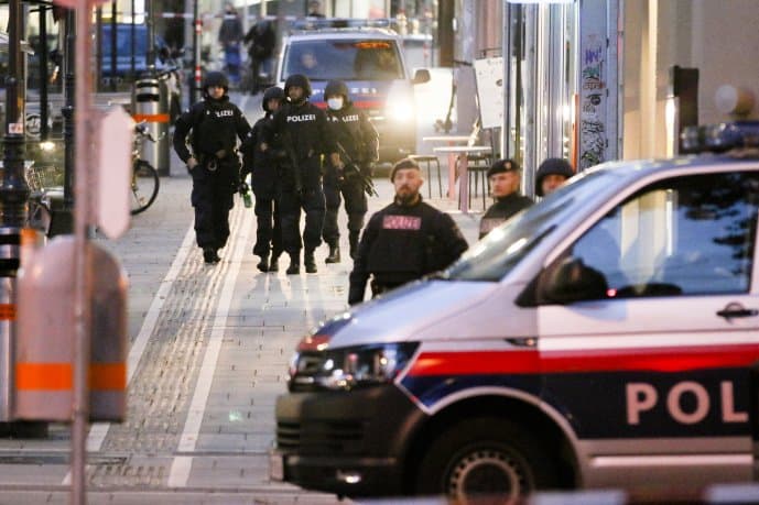 Bécsi merénylet: Huszonegyre nőtt a gyanúsítottak száma
