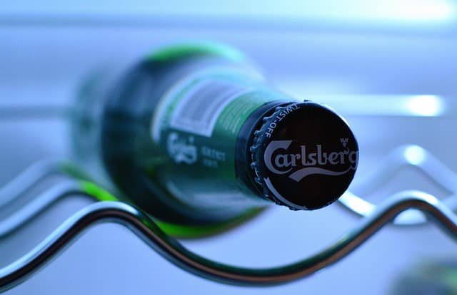 Papírpalackban árulná a sört a Carlsberg, hogy csökkentse ökolábnyomát