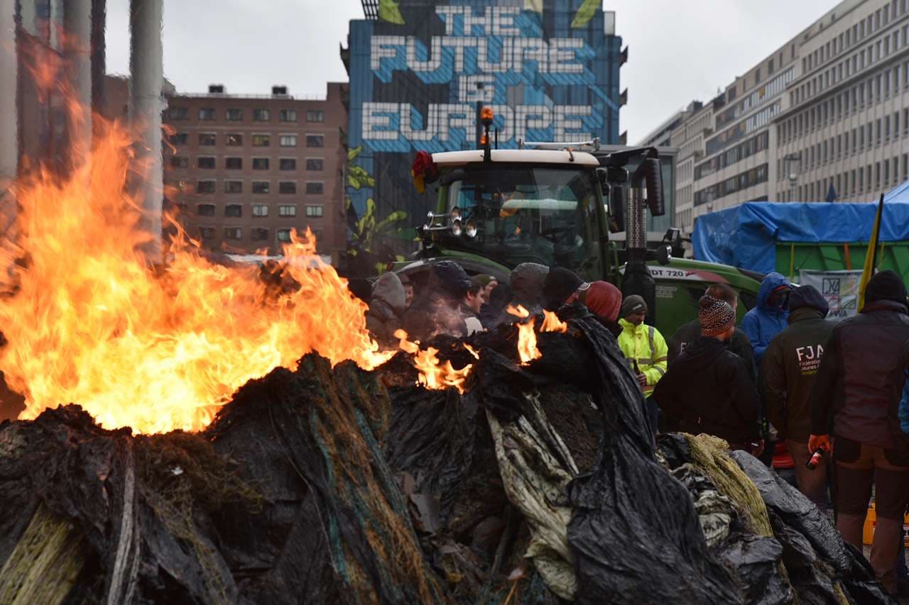A tüntetők autógumikat és szalmabálákat gyújtottak fel, közel ezer traktorral vonultak fel a gazdák Brüsszelben (FOTÓK)