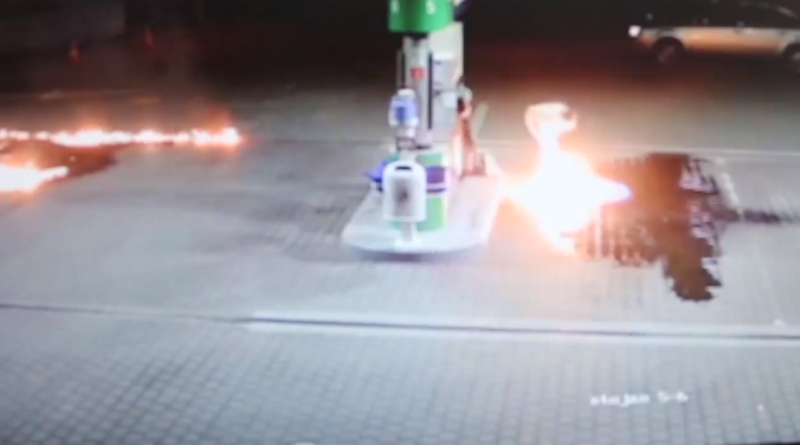 Eszement! Szétlocsolta az üzemanyagot a benzinkúton egy nő, majd begyújtotta (videó)
