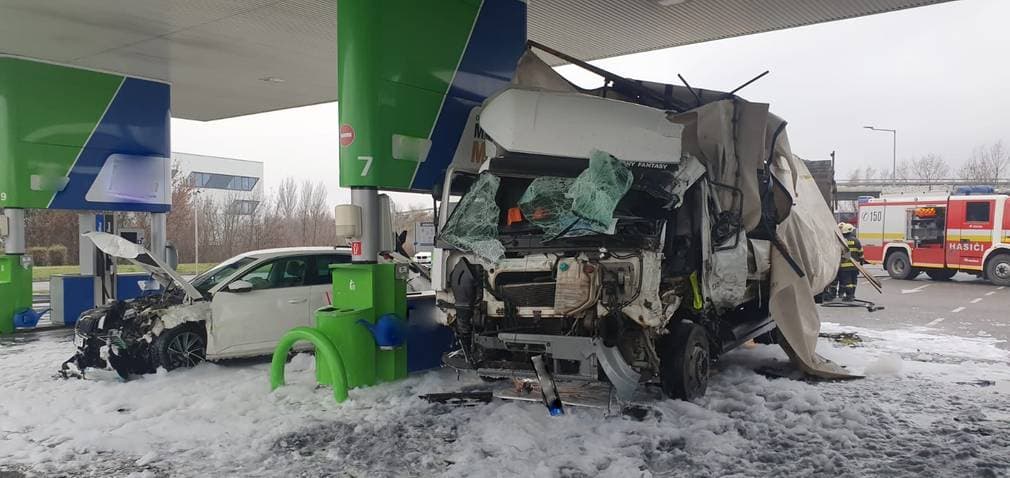 Brutális képeken a pozsonyi benzinkúti baleset