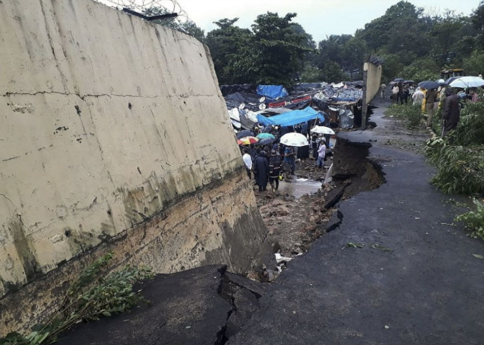A heves monszunesőzések miatt kidőlt egy hatalmas betonfal Indiában - többen meghaltak