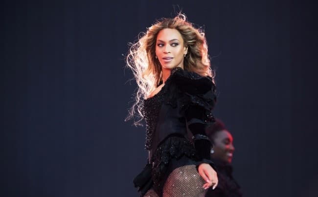 Beyoncé szinte meztelenül szerepel legújabb albumának a borítóján (FOTÓ)
