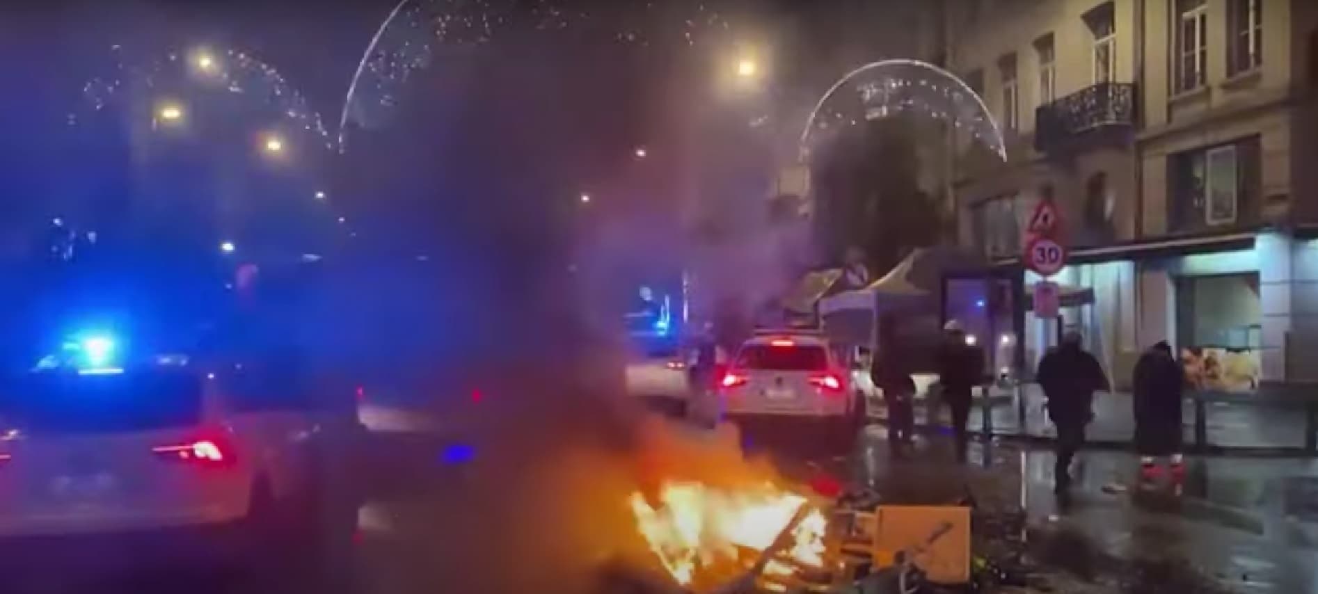 Felgyújtott autók, vízágyú, könnygáz - Zavargás tört ki Brüsszelben a Belgium-Marokkó meccs után