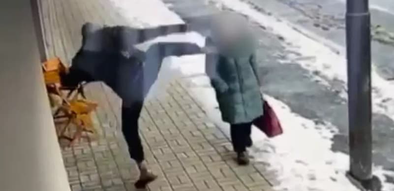 BRUTÁLIS: Fejbe rúgta az idős nőt, a biztonsági kamera mindent rögzített (VIDEÓ)