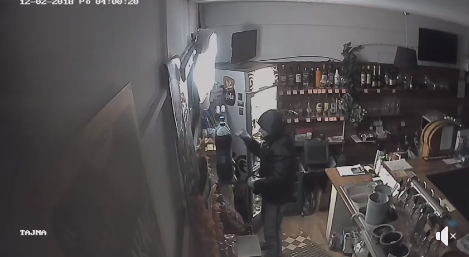 Kirabolta a fickó a kocsmát, közben nyugodtan válogatott a kínálatból (VIDEÓ)