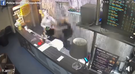 Megrázó videó: brutálisan megtámadta a maszkos rabló a játékterem alkalmazottját