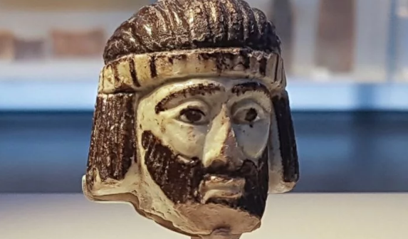 Háromezer éves királyfej-szobrocskát találtak