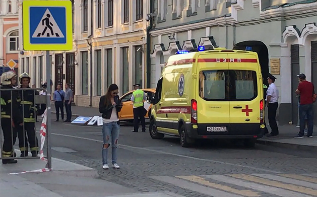 Járdára hajtott egy taxi Moszkva központjában, hét ember megsérült, köztük focidrukkerek