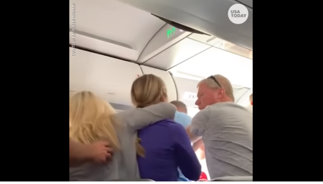 PÁNIK: Felszálláshoz készült a repülőgép, amikor egy férfi kinyitotta az ajtót (VIDEÓ)