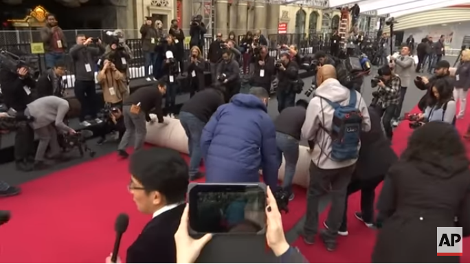 Oscar-díj - Elkezdődtek a gála előkészületei, leterítették a több mint 250 méter hosszú vörös szőnyeget (VIDEÓ)