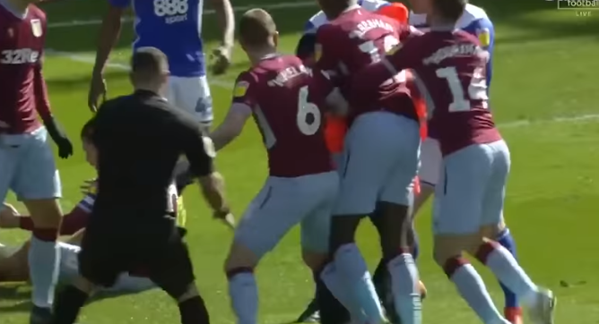 VIDEÓ: Pályára rohant, és leütötte egy szurkoló az Aston Villa játékosát