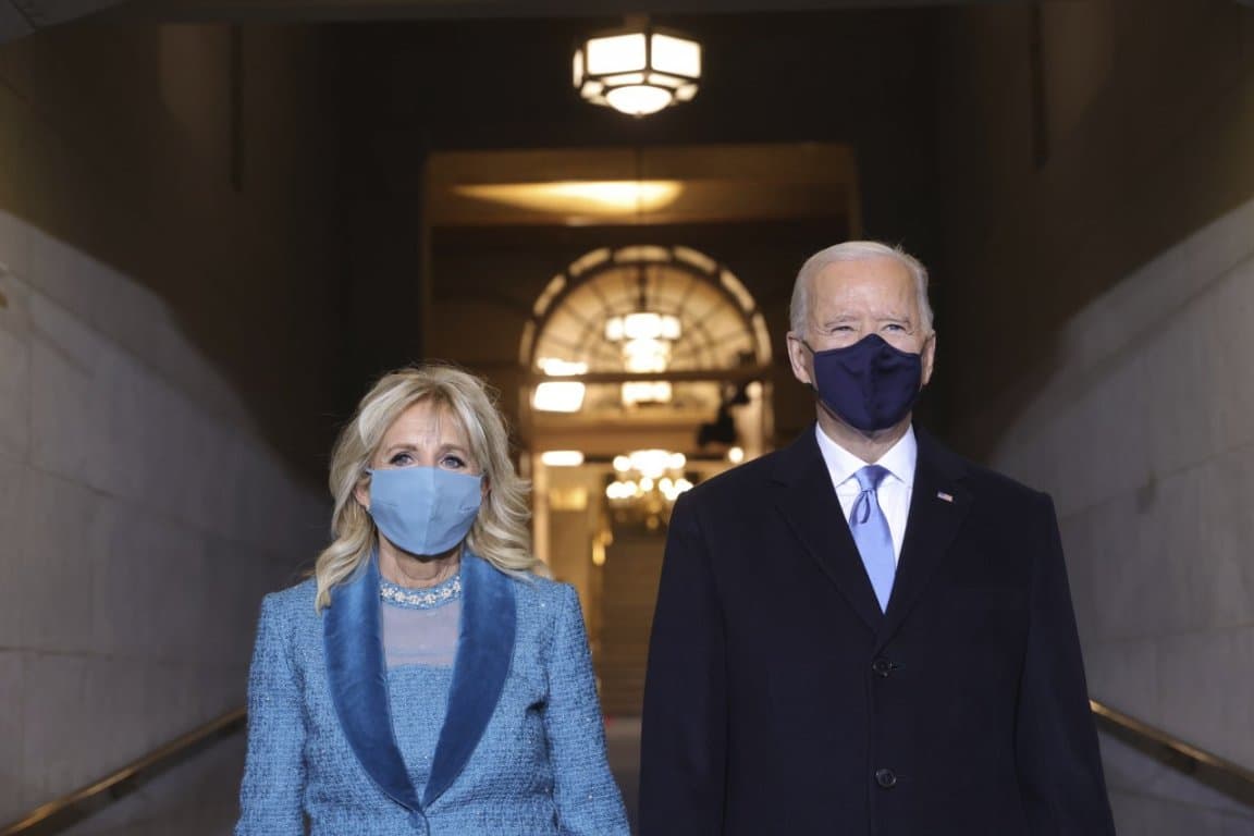 Joe Biden számos rendeletet írt alá a járvány megfékezését célzó intézkedésekről