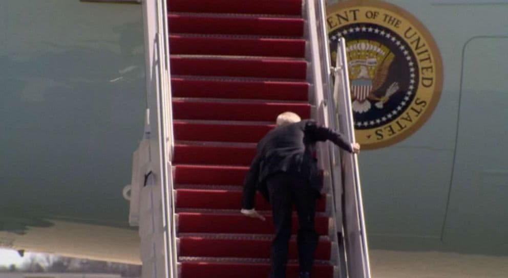 Háromszor is megbotlott az amerikai elnök lépcsőzés közben