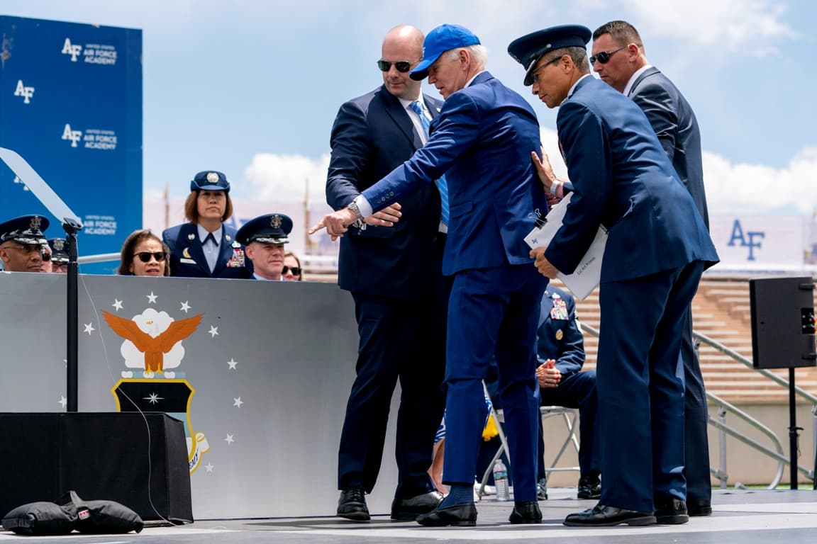 VIDEÓ: Összecsuklott az amerikai elnök a légierő akadémiájának diplomaosztó ünnepségén